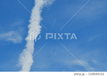 青空と白い雲、飛行機雲 128689182