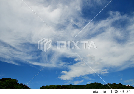 青空と白い雲、飛行機雲 128689184