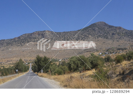 キレニア山脈にある北キプロス・トルコ共和国の国旗の写真 128689294