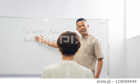 英語をレッスンする黒人男性教師 128689449