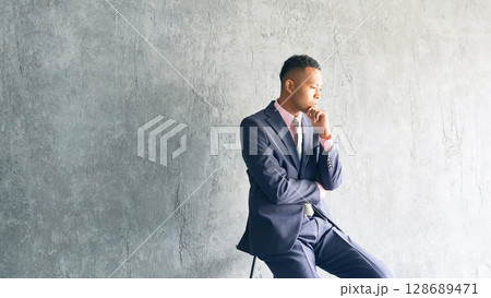 暗い部屋で悩む黒人男性ビジネスマン 128689471
