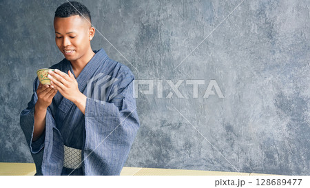 浴衣を着て茶道を体験する黒人男性 128689477