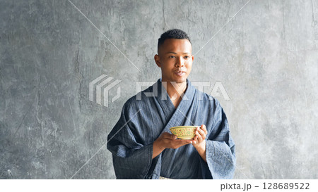 浴衣を着て茶道を体験する黒人男性 浴衣を着て茶道を体験する黒人男性 128689522