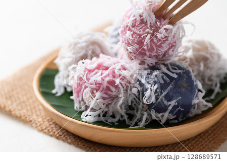 Thai coconut ball (Khanom Tom), Traditional Thai dessert 128689571