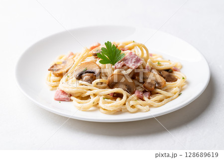 Spaghetti carbonara with ham, bacon and champignon mushroom, Italian food Spaghetti carbonara with ham, bacon and champignon mushroom, Italian food 128689619