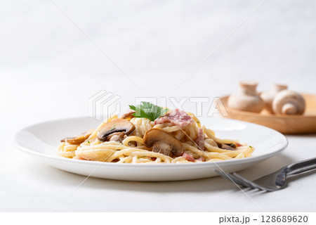 Spaghetti carbonara with ham, bacon and champignon mushroom, Italian food 128689620