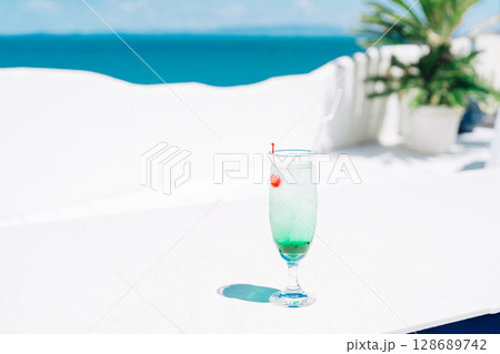 リゾートのドリンク 128689742