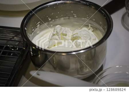 泡立てた生クリーム 128689824