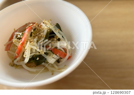 白い器に盛られた 和風のもやしとカニカマの酢の物 128690307