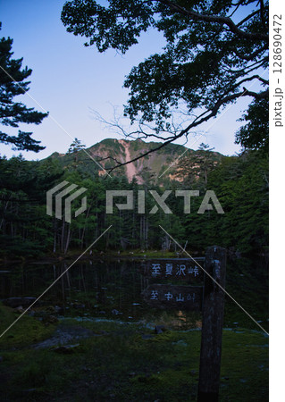 八ヶ岳のミドリ池と天狗岳 八ヶ岳のミドリ池と天狗岳 128690472