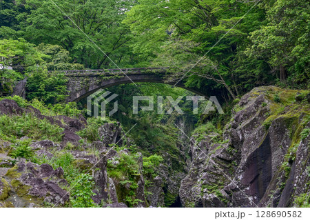 【九州・宮崎】阿蘇山の火山活動によってできた高千穂峡。浸食された断壁や真名井の滝など美しい峡谷でした 【九州・宮崎】阿蘇山の火山活動によってできた高千穂峡。浸食された断壁や真名井の滝など美しい峡谷でした 128690582