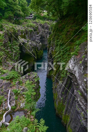 【九州・宮崎】阿蘇山の火山活動によってできた高千穂峡。浸食された断壁や真名井の滝など美しい峡谷でした 128690584