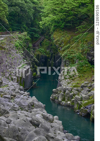 【九州・宮崎】阿蘇山の火山活動によってできた高千穂峡。浸食された断壁や真名井の滝など美しい峡谷でした 128690586
