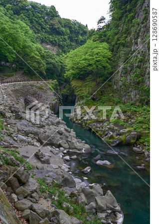 【九州・宮崎】阿蘇山の火山活動によってできた高千穂峡。浸食された断壁や真名井の滝など美しい峡谷でした 128690587