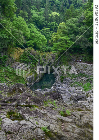 【九州・宮崎】阿蘇山の火山活動によってできた高千穂峡。浸食された断壁や真名井の滝など美しい峡谷でした 128690592