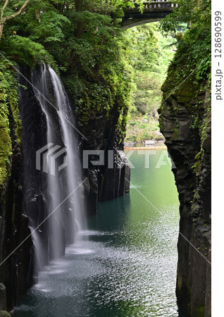 【九州・宮崎】阿蘇山の火山活動によってできた高千穂峡。浸食された断壁や真名井の滝など美しい峡谷でした 128690599