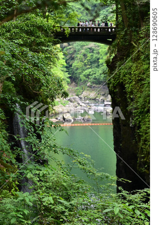 【九州・宮崎】阿蘇山の火山活動によってできた高千穂峡。浸食された断壁や真名井の滝など美しい峡谷でした 128690605