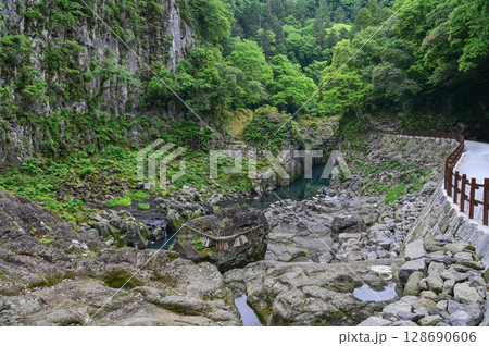【九州・宮崎】阿蘇山の火山活動によってできた高千穂峡。浸食された断壁や真名井の滝など美しい峡谷でした 【九州・宮崎】阿蘇山の火山活動によってできた高千穂峡。浸食された断壁や真名井の滝など美しい峡谷でした 128690606