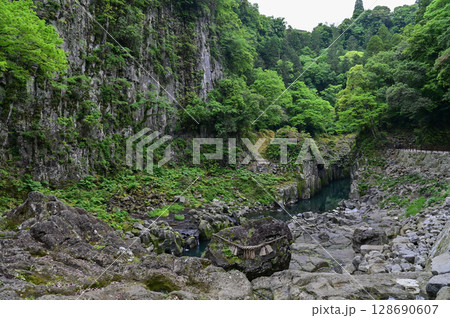 【九州・宮崎】阿蘇山の火山活動によってできた高千穂峡。浸食された断壁や真名井の滝など美しい峡谷でした 【九州・宮崎】阿蘇山の火山活動によってできた高千穂峡。浸食された断壁や真名井の滝など美しい峡谷でした 128690607