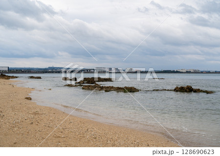 青い、静かな、沖縄 128690623