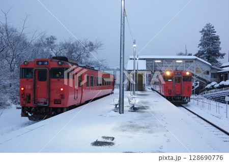 山口線 徳佐駅 キハ40雪景色 128690776