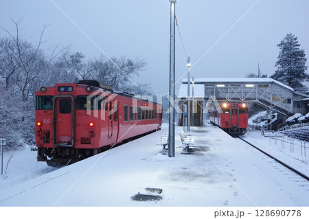 山口線 徳佐駅 キハ40雪景色 128690778