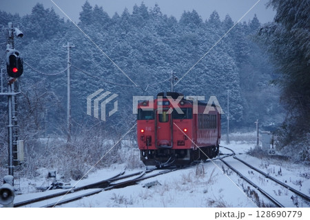 山口線 徳佐駅 キハ40雪景色 山口線 徳佐駅 キハ40雪景色 128690779