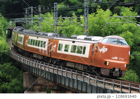山間部を走る特急やくも・273系 128691640