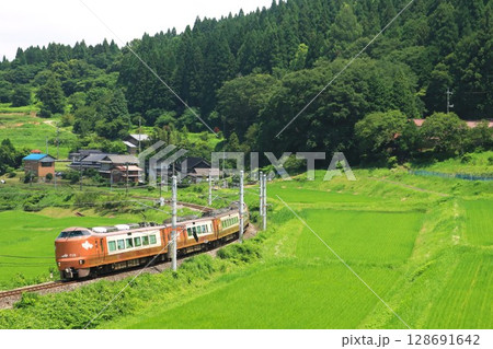 山間部を走る特急やくも・273系 山間部を走る特急やくも・273系 128691642