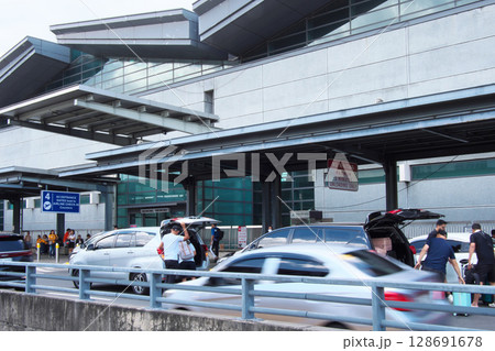 躍動するフィリピン - 賑わうマニラ  ニノイ・アキノ国際空港 都市景観（2025年6月） 128691678