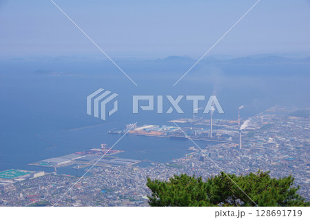 愛媛県四国中央市 翠波峰展望台から川之江・荘内半島方面を望む 愛媛県四国中央市 翠波峰展望台から川之江・荘内半島方面を望む 128691719