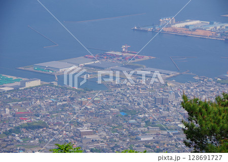 愛媛県四国中央市　翠波峰展望台から三島中央のコンテナターミナル周辺を望む 128691727