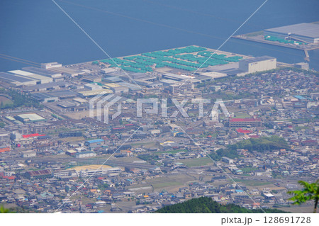 愛媛県四国中央市 翠波峰展望台から中之庄町周辺を望む 愛媛県四国中央市 翠波峰展望台から中之庄町周辺を望む 128691728