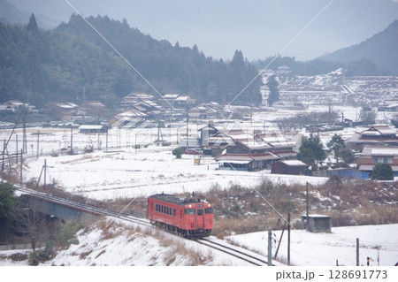 山口線 渡川付近 キハ40雪景色 128691773