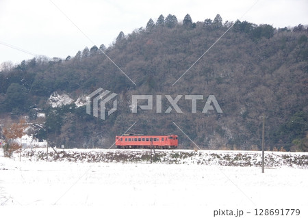 山口線 渡川付近 キハ40雪景色 128691779