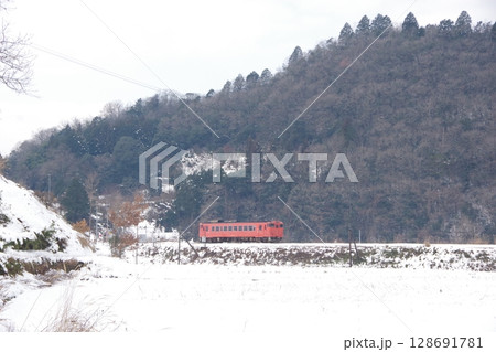 山口線 渡川付近 キハ40雪景色 128691781