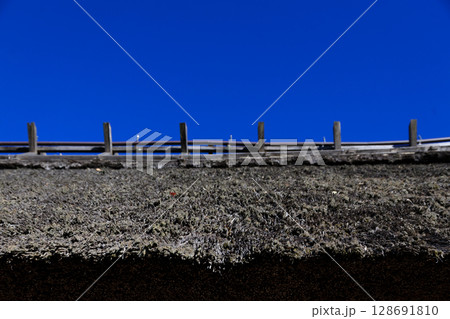 茅葺き屋根の古民家と秋の空 茅葺き屋根の古民家と秋の空 128691810