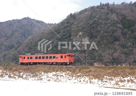 山口線 長門峡付近 キハ40 128691895
