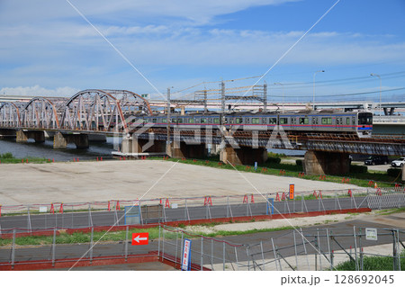 橋梁架け替え工事が始まった堀切橋を渡る京成電車 128692045