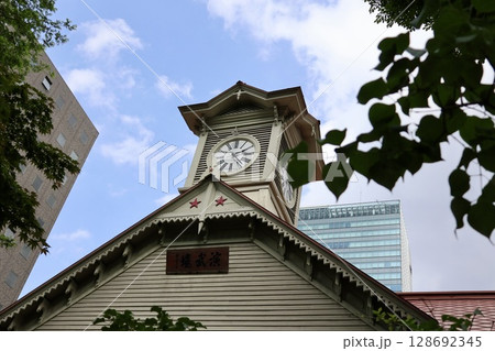 少し曇った日の札幌時計台 128692345