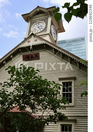 少し曇った日の札幌時計台 128692346