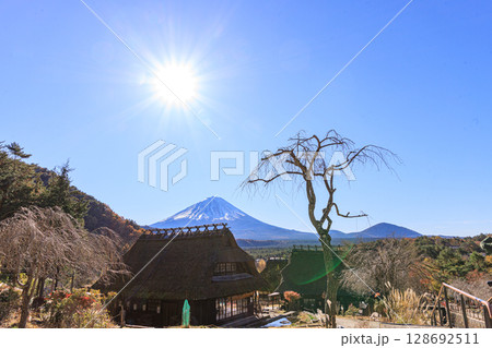 茅葺き屋根の古民家越しの秋の早朝の富士山 茅葺き屋根の古民家越しの秋の早朝の富士山 128692511