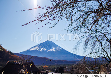 茅葺き屋根の古民家越しの秋の早朝の富士山 128692515