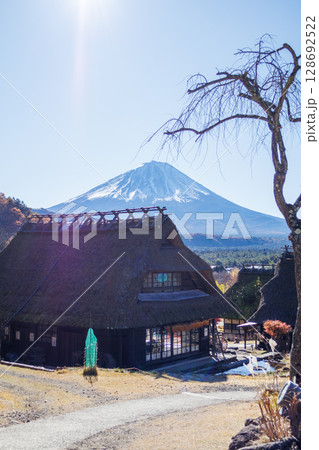 茅葺き屋根の古民家越しの秋の早朝の富士山 128692522