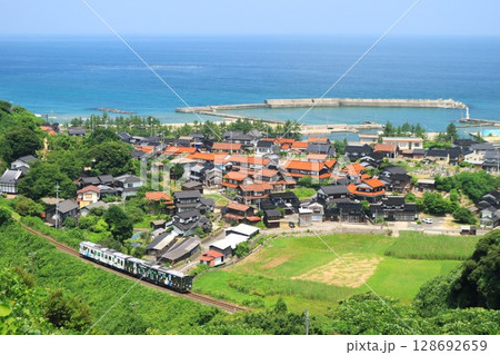 山陰本線・キハ126系（コナンラッピング）　山陰本線　青谷～泊 128692659