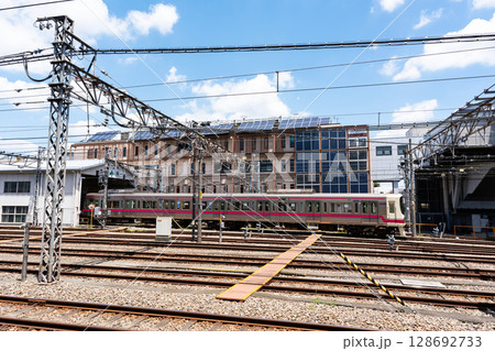 京王線　高幡不動駅にとまる電車　東京都日野市高幡 128692733