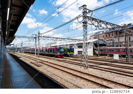 京王線　高幡不動駅にとまる沢山の電車　東京都日野市高幡 128692734