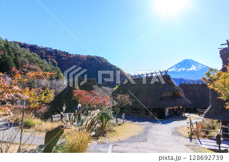 茅葺き屋根の古民家越しの秋の早朝の富士山 128692739