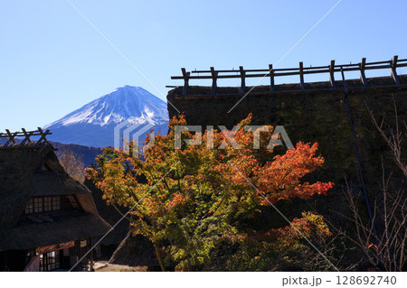 茅葺き屋根の古民家越しの秋の早朝の富士山 128692740