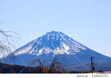 茅葺き屋根の古民家越しの秋の早朝の富士山 128692747
